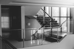 Image noire et blanche abstraite du bâtiment moderne de conception intérieure d'architecture images libres de droits Image noire et blanche abstraite du bâtiment moderne de conception intérieure d'architecture images libres de droits