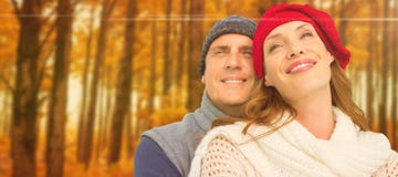 Imagem composta de pares felizes na roupa morna Imagem de Stock Royalty Free Imagem composta de pares felizes na roupa morna Imagem de Stock Royalty Free