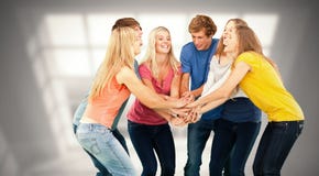 Imagem composta do grupo de amigos aproximadamente ao elogio com suas mãos empilhadas fotografia de stock royalty free Imagem composta do grupo de amigos aproximadamente ao elogio com suas mãos empilhadas fotografia de stock royalty free