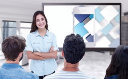 Imagem composta do homem de negócios novo ocasional que dá a apresentação aos colegas fotos de stock Imagem composta do homem de negócios novo ocasional que dá a apresentação aos colegas fotos de stock