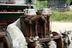Imagem da grão: Feche acima da fábrica de máquina velha feita do aço e usada na máquina quebrada e rústica passada deixada sobre fotos de stock Imagem da grão: Feche acima da fábrica de máquina velha feita do aço e usada na máquina quebrada e rústica passada deixada sobre fotos de stock
