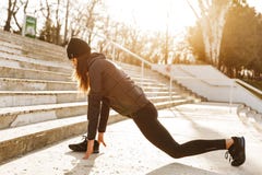 Imagem da menina atlética dos enfermos no sportswear, no exercício e no st imagens de stock Imagem da menina atlética dos enfermos no sportswear, no exercício e no st imagens de stock