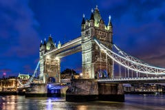 Imagem da noite na ponte da torre em Londres imagem de stock royalty free Imagem da noite na ponte da torre em Londres imagem de stock royalty free