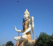 A imagem de Lord Shiva na parte dianteira dentro das árvores em Gujrat na Índia imagem de stock A imagem de Lord Shiva na parte dianteira dentro das árvores em Gujrat na Índia imagem de stock