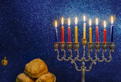 Imagem do feriado judaico do Hanukkah com um menorah fotografia de stock royalty free Imagem do feriado judaico do Hanukkah com um menorah fotografia de stock royalty free