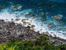 Imagem do mar com rochas ao longo de uma costa imagens de stock Imagem do mar com rochas ao longo de uma costa imagens de stock