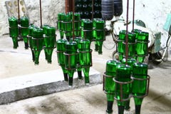 Imagem industrial da produção de vinho do champanhe - garrafas verdes em um transporte fotos de stock Imagem industrial da produção de vinho do champanhe - garrafas verdes em um transporte fotos de stock