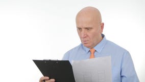 Imagem interior com homem de negócios Working com documentos imagem de stock royalty free Imagem interior com homem de negócios Working com documentos imagem de stock royalty free