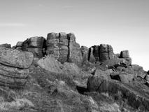 A imagem monocromática de afloramento dramáticos do gritstone em bridestones amarra no oeste - yorkshire próximo todmorden imagens de stock royalty free A imagem monocromática de afloramento dramáticos do gritstone em bridestones amarra no oeste - yorkshire próximo todmorden imagens de stock royalty free