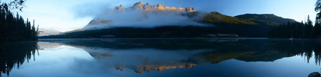 A imagem panorâmico do Lit do pico da lucerna pela aumentação Sun refletiu Fotografia de Stock Royalty Free A imagem panorâmico do Lit do pico da lucerna pela aumentação Sun refletiu Fotografia de Stock Royalty Free