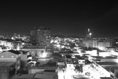 A imagem preto e branco da cidade em uma noite triste foto de stock royalty free A imagem preto e branco da cidade em uma noite triste foto de stock royalty free