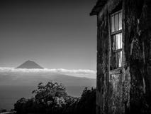 Imagem preto e branco da construção no primeiro plano e da montanha de Pico no fundo fotos de stock Imagem preto e branco da construção no primeiro plano e da montanha de Pico no fundo fotos de stock