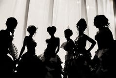Imagem preto e branco da silhueta das meninas e das mulheres em trajes do carnaval e em vestidos de bola no teatro no behin da fa fotos de stock royalty free Imagem preto e branco da silhueta das meninas e das mulheres em trajes do carnaval e em vestidos de bola no teatro no behin da fa fotos de stock royalty free