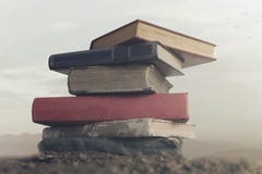 Imagem surreal de livros gigantes sobre se que toca no céu foto de stock royalty free Imagem surreal de livros gigantes sobre se que toca no céu foto de stock royalty free