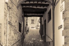 Imagen blanco y negro de la sepia del callejón histórico fotos de archivo Imagen blanco y negro de la sepia del callejón histórico fotos de archivo