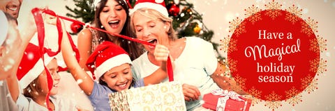 Imagen compuesta de la familia feliz en los regalos de la abertura de la Navidad junto fotos de archivo libres de regalías Imagen compuesta de la familia feliz en los regalos de la abertura de la Navidad junto fotos de archivo libres de regalías