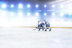 Imagen compuesta de los jugadores que juegan a hockey sobre hielo imágenes de archivo libres de regalías Imagen compuesta de los jugadores que juegan a hockey sobre hielo imágenes de archivo libres de regalías