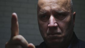Imagen con el empresario trastornado Warn Gestures Pointing con la muestra de la atención del finger foto de archivo Imagen con el empresario trastornado Warn Gestures Pointing con la muestra de la atención del finger foto de archivo