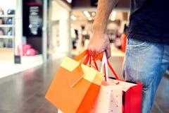 Imagen cosechada del hombre hermoso con los panieres que hacen compras fotos de archivo Imagen cosechada del hombre hermoso con los panieres que hacen compras fotos de archivo