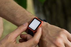 Imagen cosechada del smartwatch moderno en la mu?eca del hombre para comprobar la notificaci?n del smartphone fotos de archivo Imagen cosechada del smartwatch moderno en la mu?eca del hombre para comprobar la notificaci?n del smartphone fotos de archivo