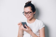 Imagen de la hembra joven que usa el teléfono móvil fotos de archivo libres de regalías Imagen de la hembra joven que usa el teléfono móvil fotos de archivo libres de regalías