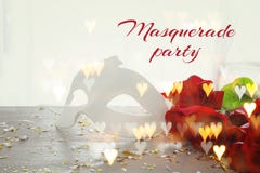 Imagen de la máscara veneciana elegante y de rosas rojas en la tabla de madera fotos de archivo Imagen de la máscara veneciana elegante y de rosas rojas en la tabla de madera fotos de archivo