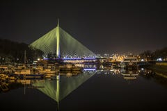Imagen de la noche del puente en el ada con la reflexión en el agua clara mientras que está desbordando la iluminación fotografía de archivo libre de regalías Imagen de la noche del puente en el ada con la reflexión en el agua clara mientras que está desbordando la iluminación fotografía de archivo libre de regalías