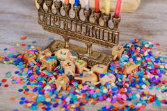 Imagen del día de fiesta judío Jánuca con el top de giro de madera del dreidel en el fondo del brillo fotos de archivo Imagen del día de fiesta judío Jánuca con el top de giro de madera del dreidel en el fondo del brillo fotos de archivo