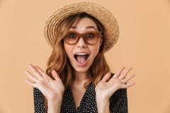 Imagen del sombrero de paja de la mujer 20s y de sunglass que llevan lindos caucásicos imagenes de archivo Imagen del sombrero de paja de la mujer 20s y de sunglass que llevan lindos caucásicos imagenes de archivo