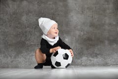 Imagen linda del bebé que sostiene un balón de fútbol fotografía de archivo Imagen linda del bebé que sostiene un balón de fútbol fotografía de archivo
