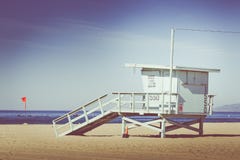 Imagen retra del vintage de la torre de madera del salvavidas, playa en Califo foto de archivo libre de regalías Imagen retra del vintage de la torre de madera del salvavidas, playa en Califo foto de archivo libre de regalías