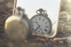 Imagen surrealista de un reloj antiguo se duplica que fotografía de archivo Imagen surrealista de un reloj antiguo se duplica que fotografía de archivo