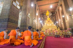 Imagen y monjes de Buda en Wat Pho Temple, Bangkok, Tailandia Imágenes de archivo libres de regalías Imagen y monjes de Buda en Wat Pho Temple, Bangkok, Tailandia Imágenes de archivo libres de regalías
