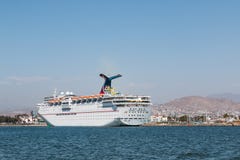 Imagination de carnaval de bateau de croisière accouplée dans le port d'Ensenada photographie stock Imagination de carnaval de bateau de croisière accouplée dans le port d'Ensenada photographie stock