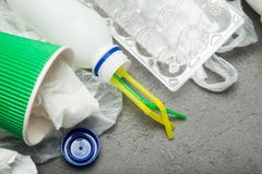 Imballaggio usato dall'alimento, immondizia fotografia stock libera da diritti Imballaggio usato dall'alimento, immondizia fotografia stock libera da diritti