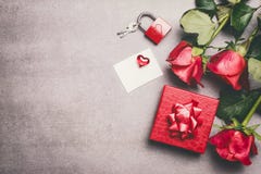 Imite para arriba para saludar para el día de madres, el cumpleaños o el día de tarjetas del día de San Valentín Caja de regalo r Foto de archivo Imite para arriba para saludar para el día de madres, el cumpleaños o el día de tarjetas del día de San Valentín Caja de regalo r Foto de archivo