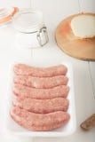 Immagazzini le salsiccie crude comprate della carne immagine stock Immagazzini le salsiccie crude comprate della carne immagine stock