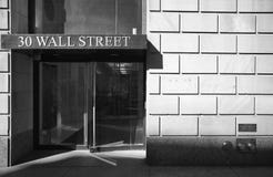 Immagine in bianco e nero dell'entrata e della facciata edificio di Wall Street Immagini Stock Immagine in bianco e nero dell'entrata e della facciata edificio di Wall Street Immagini Stock