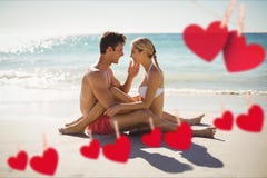 Immagine composita dei cuori rossi e delle coppie che stringono a sé sulla spiaggia fotografie stock libere da diritti Immagine composita dei cuori rossi e delle coppie che stringono a sé sulla spiaggia fotografie stock libere da diritti