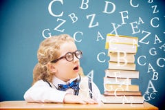 Immagine composita dell'allievo di sorpresa che esamina i libri immagini stock Immagine composita dell'allievo di sorpresa che esamina i libri immagini stock