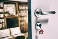 Immagine composita dell'immagine digitalmente generata della porta aperta con la chiave della casa fotografie stock libere da diritti Immagine composita dell'immagine digitalmente generata della porta aperta con la chiave della casa fotografie stock libere da diritti