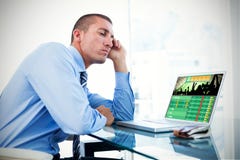 Immagine composita dell'uomo d'affari stanco che esamina il suo computer portatile fotografia stock libera da diritti Immagine composita dell'uomo d'affari stanco che esamina il suo computer portatile fotografia stock libera da diritti