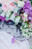 Immagine confusa con il fuoco su poco fiore fotografia stock libera da diritti Immagine confusa con il fuoco su poco fiore fotografia stock libera da diritti