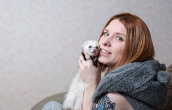 Immagine dello studio di una ragazza con un furetto immagine stock Immagine dello studio di una ragazza con un furetto immagine stock