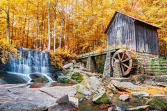 Immagine di autunno o di caduta del mulino e della cascata storici fotografie stock Immagine di autunno o di caduta del mulino e della cascata storici fotografie stock