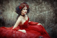Immagine di fiaba di una ragazza nella foresta fotografia stock libera da diritti Immagine di fiaba di una ragazza nella foresta fotografia stock libera da diritti