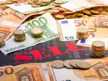 Immagine di soldi e della vendita di parola su titolo d'investimento fotografia stock libera da diritti Immagine di soldi e della vendita di parola su titolo d'investimento fotografia stock libera da diritti