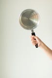 Immagine isolata del vaso della tenuta della mano con la maniglia Immagini Stock Immagine isolata del vaso della tenuta della mano con la maniglia Immagini Stock