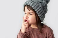 Immagine orizzontale del primo piano di bella bambina sveglia nel cappello grigio caldo di inverno, nel maglione d'uso e nella mo fotografie stock libere da diritti Immagine orizzontale del primo piano di bella bambina sveglia nel cappello grigio caldo di inverno, nel maglione d'uso e nella mo fotografie stock libere da diritti