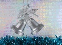 Immagine variopinta di fotografia di natale della decorazione di natale che appende su delle campane bianche d'argento e con il f immagini stock libere da diritti Immagine variopinta di fotografia di natale della decorazione di natale che appende su delle campane bianche d'argento e con il f immagini stock libere da diritti